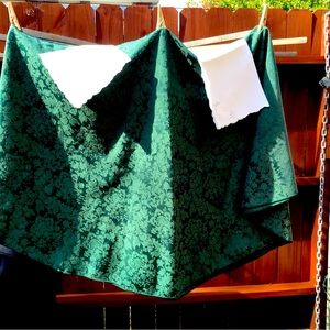 ROUND GREEN TABLECLOTH PLUS NAPKINS